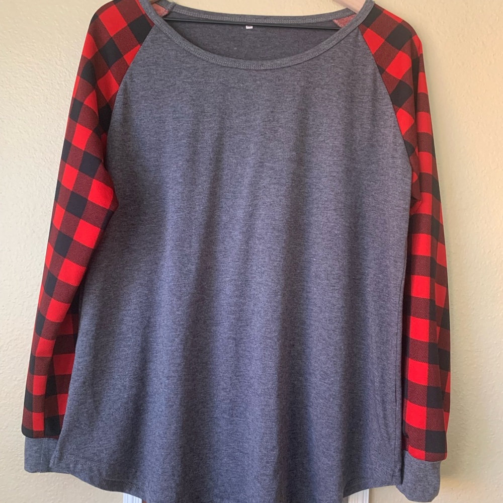 Long sleeve red and black Buffalo plaid sleeves . Bought on Amazon size xl
